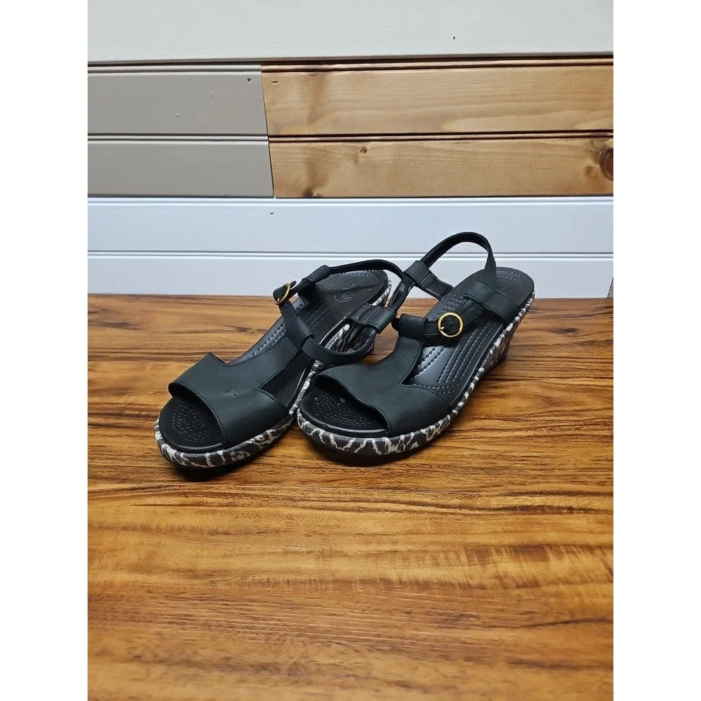 Crocs Leigh Ikat Sandals Womens 8 Black White Nubuck Wedge T Strap Buckle